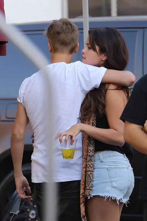 Selena Gomez - On the set of 'Feed the Dog' in Los Angeles Augusts 29, 2012