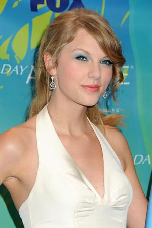 Taylor Swift at the 2011 Teen Choice Awards August 07, 2011 