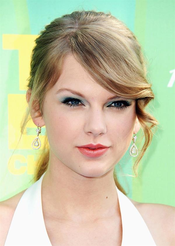 Taylor Swift at the 2011 Teen Choice Awards August 07, 2011 