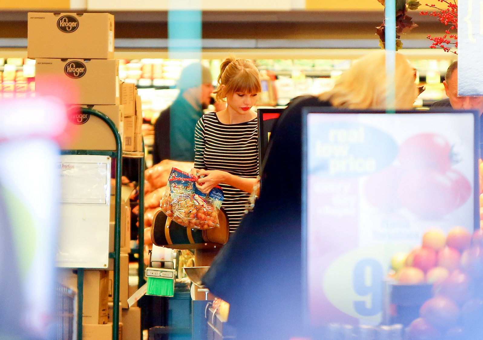 Taylor Swift grocery shopping in Studio City December 19, 2012