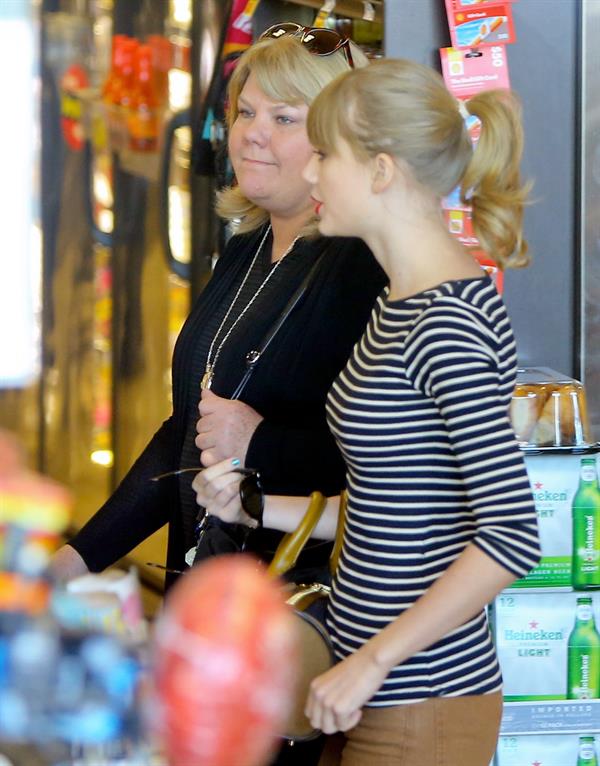 Taylor Swift grocery shopping in Studio City December 19, 2012