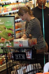Taylor Swift grocery shopping in Studio City December 19, 2012