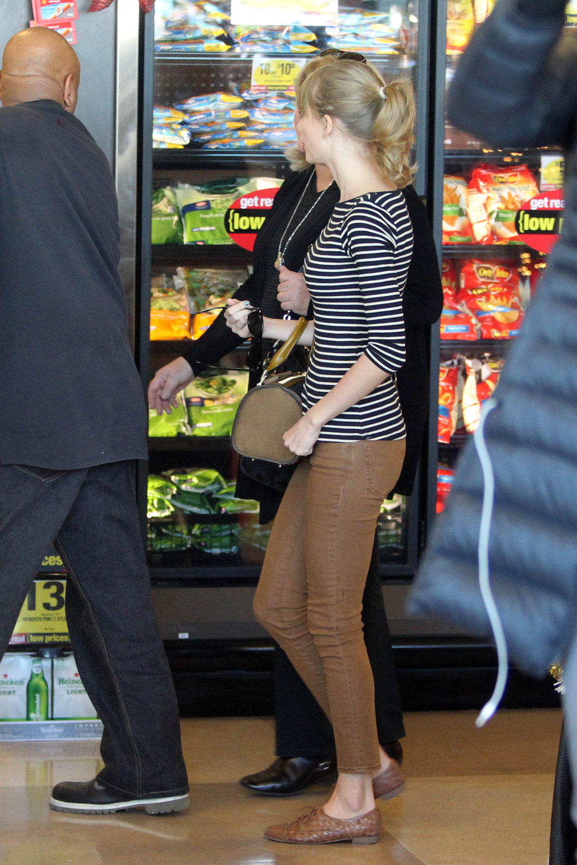 Taylor Swift grocery shopping in Studio City December 19, 2012