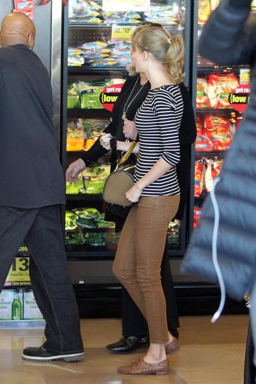 Taylor Swift grocery shopping in Studio City December 19, 2012