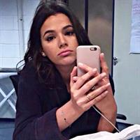 Bruna Marquezine taking a selfie