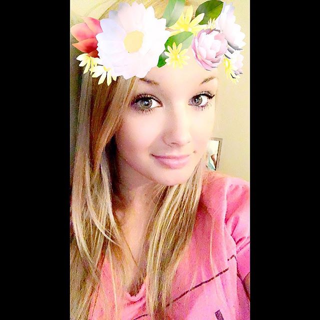 Mariah Alexis Vest Selfie Pictures Mariah Alexis Vest taking a selfie