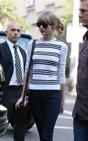 Taylor Swift grabs breakfast at Bills restaurant in Sydney 11/25/12 