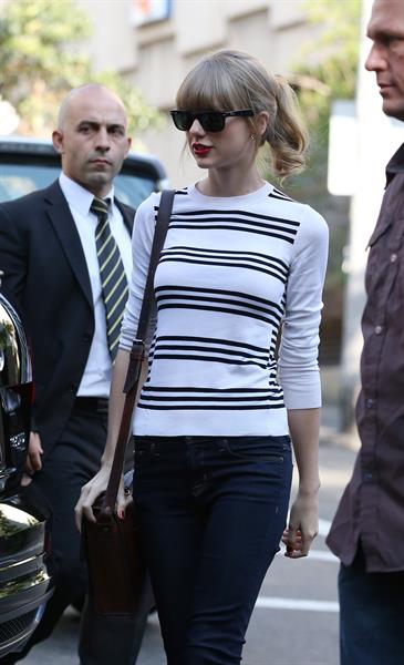 Taylor Swift grabs breakfast at Bills restaurant in Sydney 11/25/12 