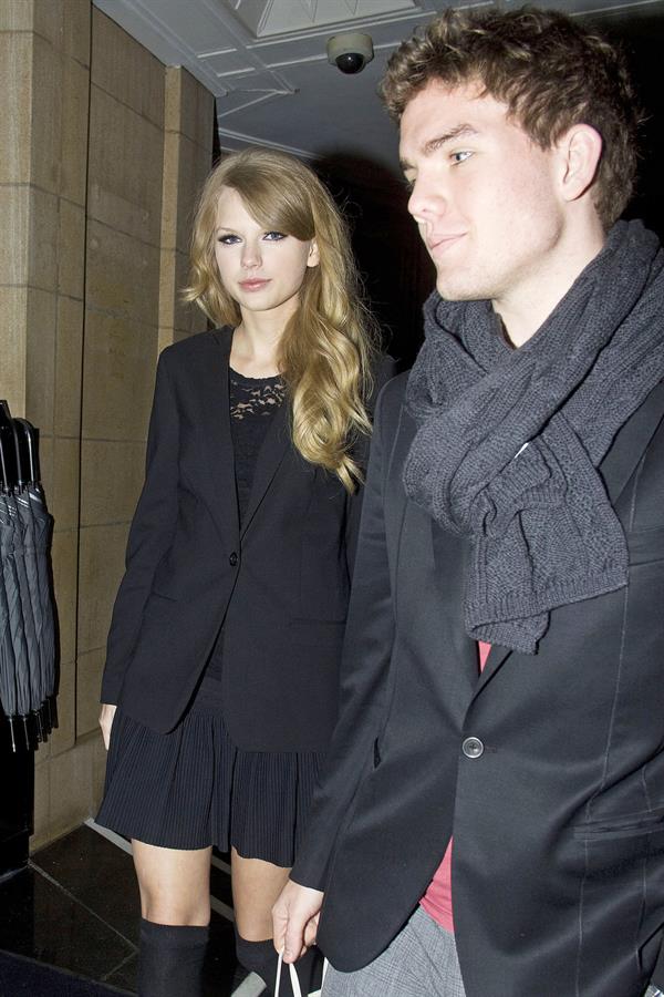 Taylor Swift goes out to dinner to Nobu on Park Lane in London October 19, 2010 