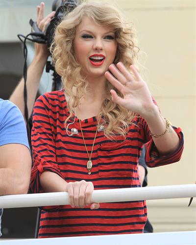 Taylor Swift surprise show at Hollywood Highland October 29, 2010