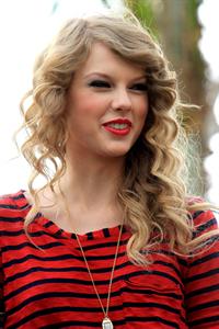 Taylor Swift surprise show at Hollywood Highland October 29, 2010