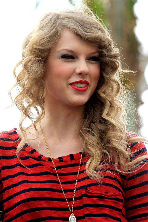 Taylor Swift surprise show at Hollywood Highland October 29, 2010