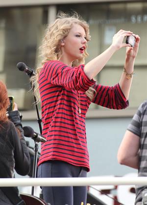 Taylor Swift surprise show at Hollywood Highland October 29, 2010