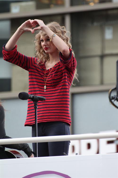 Taylor Swift surprise show at Hollywood Highland October 29, 2010