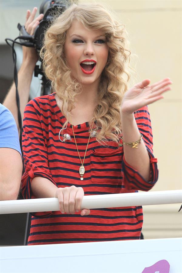 Taylor Swift surprise show at Hollywood Highland October 29, 2010