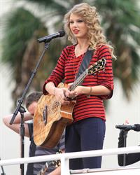 Taylor Swift surprise show at Hollywood Highland October 29, 2010