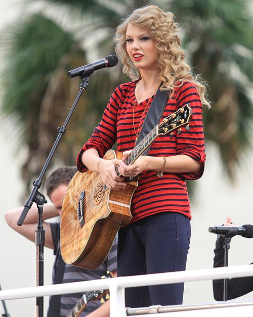 Taylor Swift surprise show at Hollywood Highland October 29, 2010