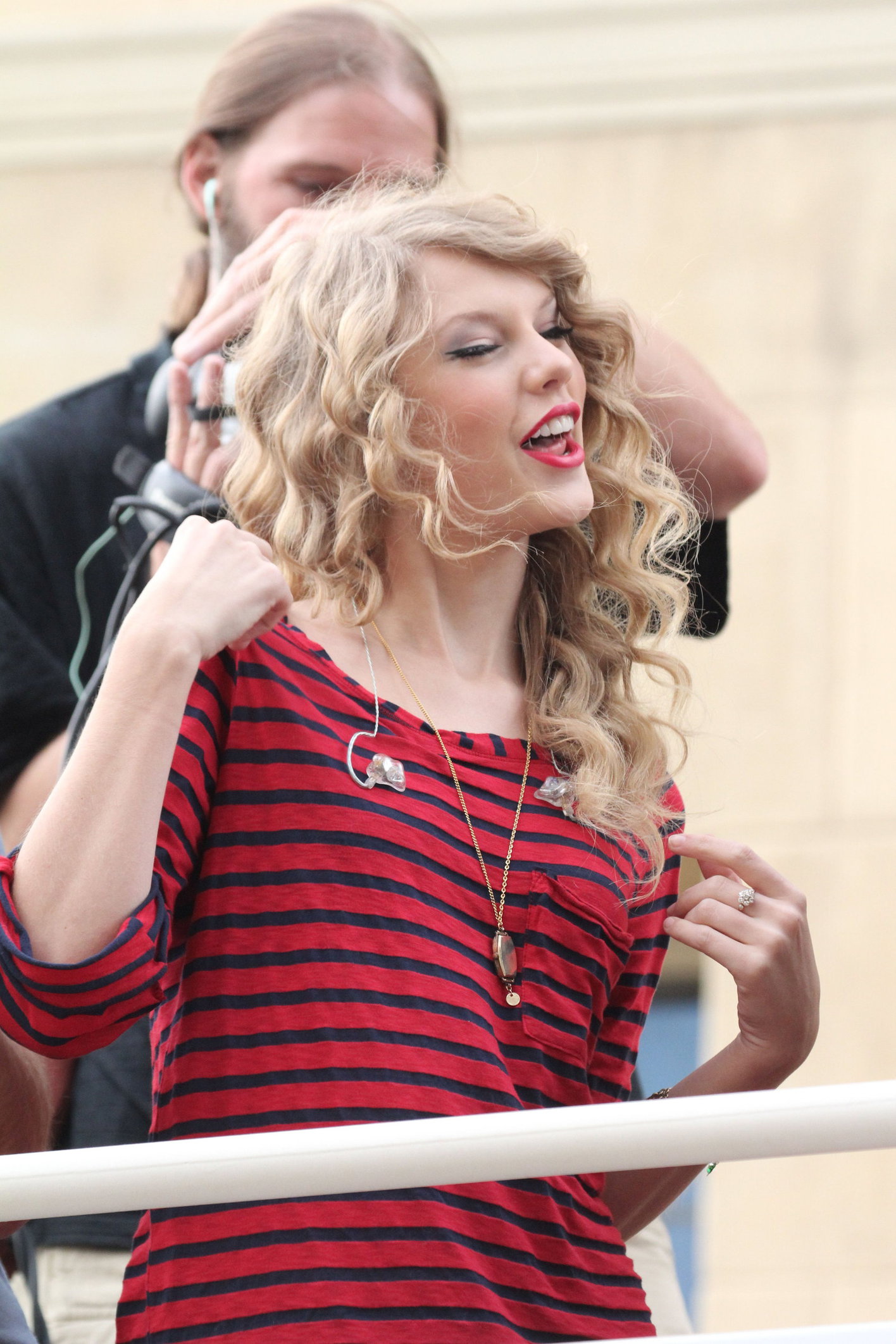 Taylor Swift surprise show at Hollywood Highland October 29, 2010