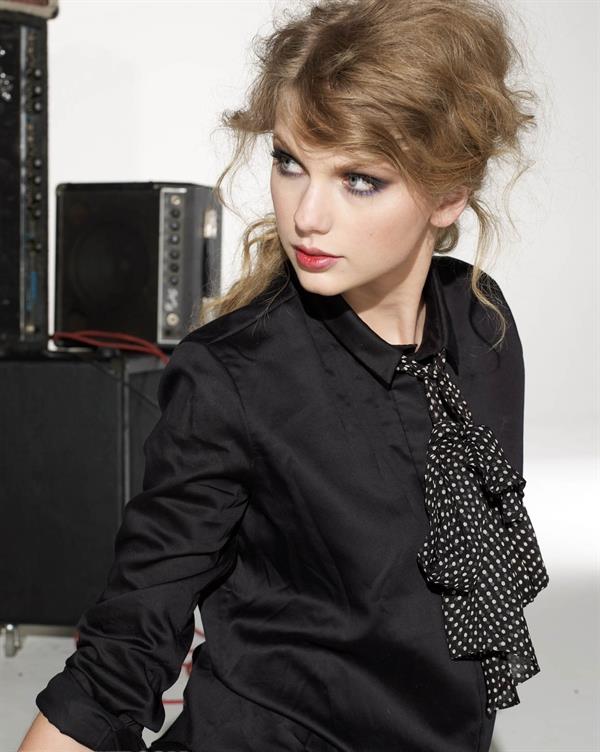 Taylor Swift Glamour Magazine November 2010 