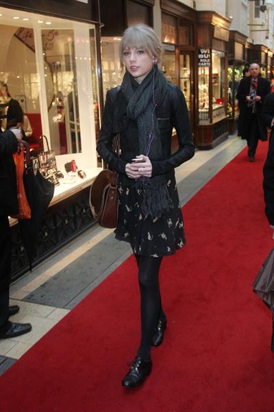 Taylor Swift goes shopping in London on January 24, 2012 