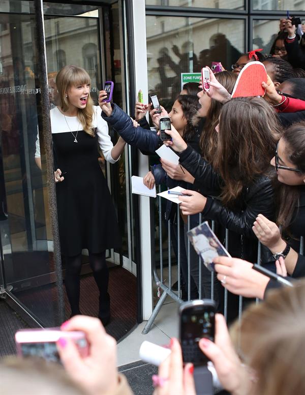 Taylor Swift NRJ radio station in Paris 11/8/12