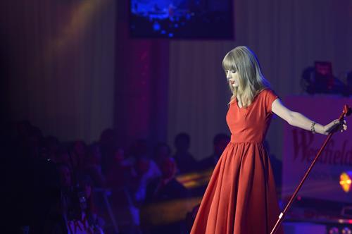 Taylor Swift at Westfield Mall in London 11/6/12
