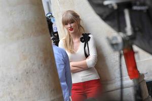 Taylor Swift films music video for ‘Begin Again’ in Paris 10/1/12 