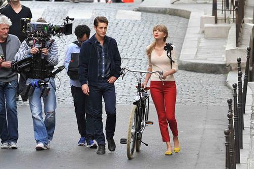 Taylor Swift films music video for ‘Begin Again’ in Paris 10/1/12 