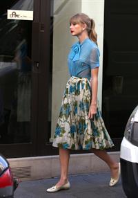Taylor Swift films music video for ‘Begin Again’ in Paris 10/1/12 