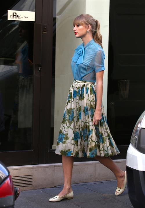 Taylor Swift films music video for ‘Begin Again’ in Paris 10/1/12 