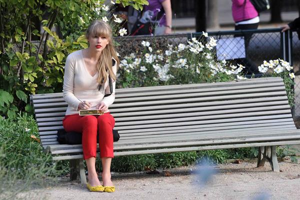 Taylor Swift films music video for ‘Begin Again’ in Paris 10/1/12 