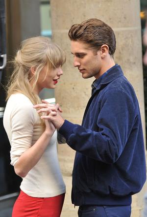 Taylor Swift films music video for ‘Begin Again’ in Paris 10/1/12 