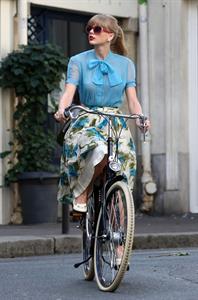 Taylor Swift films music video for ‘Begin Again’ in Paris 10/1/12 