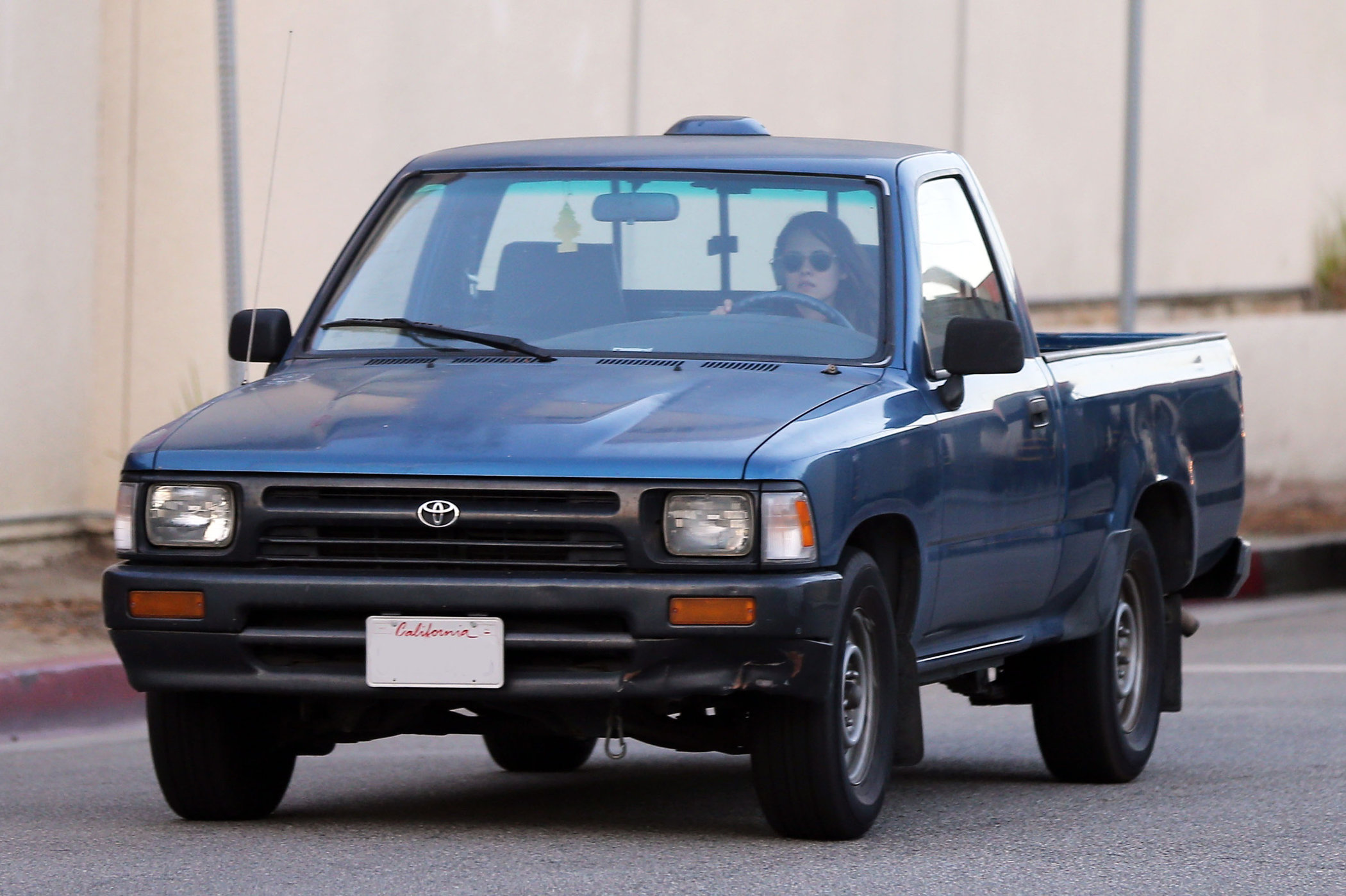 Kristen Stewart Pictures. Kristen Stewart driving in Los Angeles