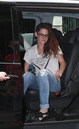 Kristen Stewart at Restaurant Le Castiglione in Paris (July 4, 2013) 