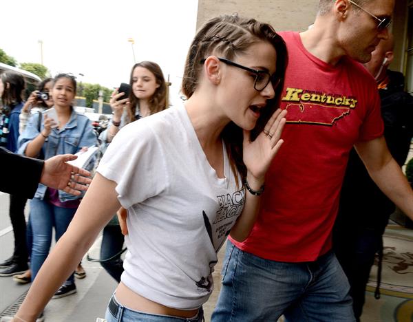 Kristen Stewart at Restaurant Le Castiglione in Paris (July 4, 2013) 