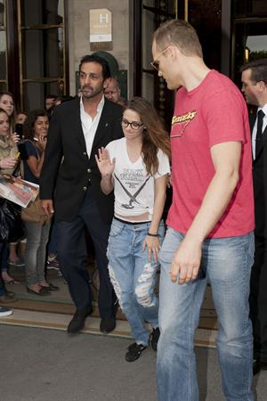 Kristen Stewart at Restaurant Le Castiglione in Paris (July 4, 2013) 