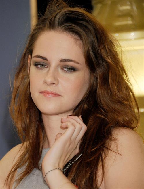 Kristen Stewart at Hollywood Foreign Press Association's Cecil B. Demille Award presentation in Beverly Hills 11/1/12