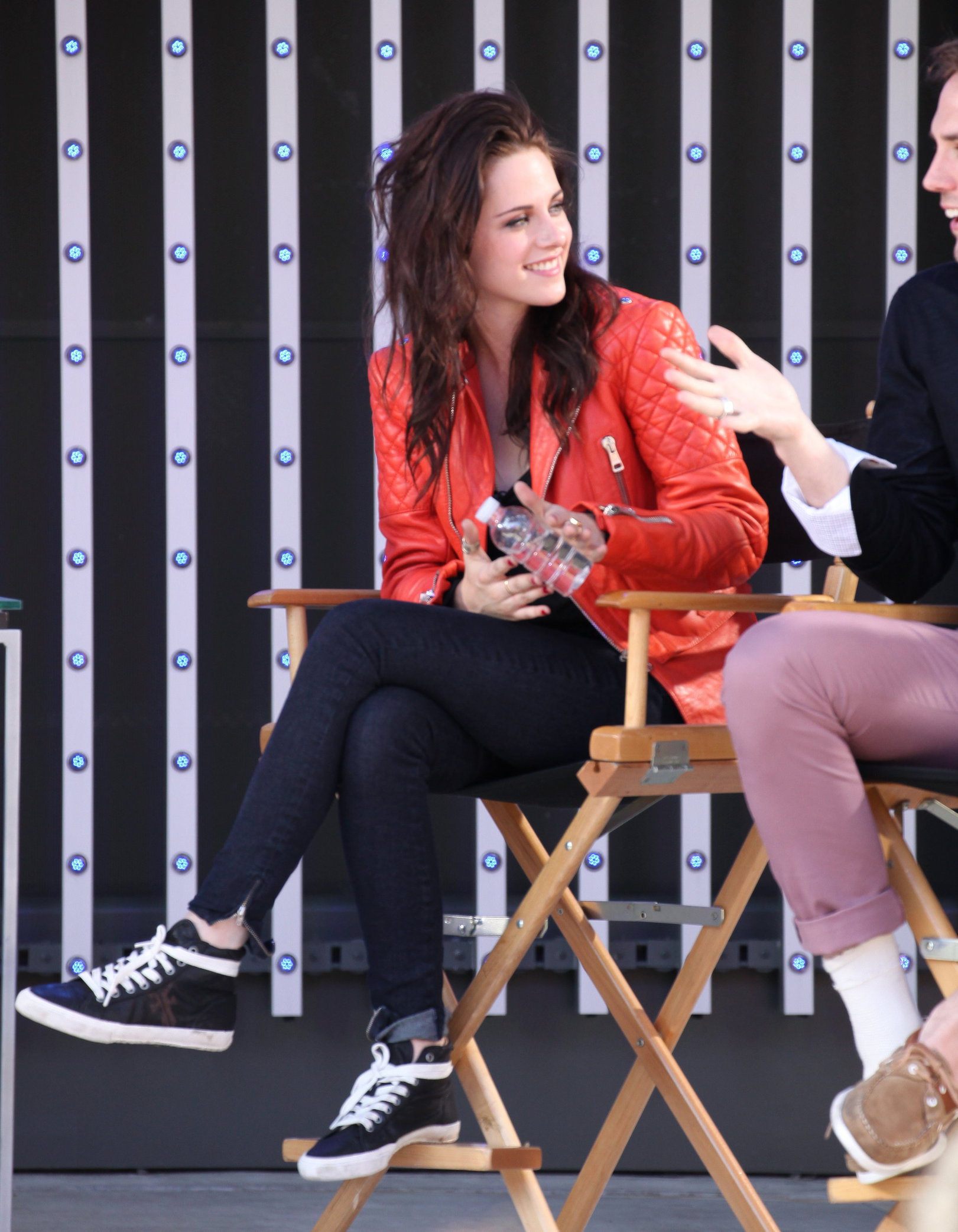 Kristen Stewart Pictures Kristen Stewart - MTV's Snow White & the Huntsman Sneak Peek at Universal Citywalk (May 29, 2012)