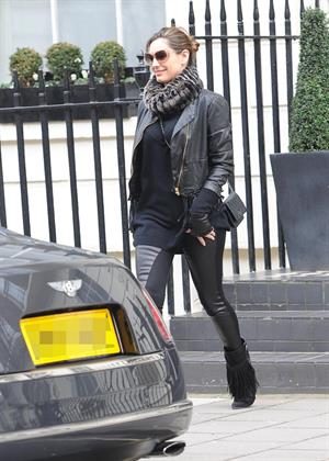 Kelly Brook - Looking for new clothes in London (13.02.2013) 