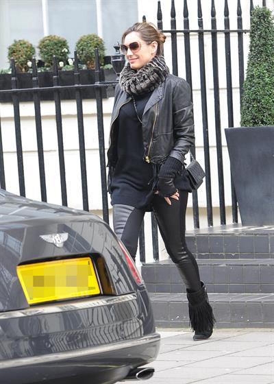 Kelly Brook - Looking for new clothes in London (13.02.2013) 