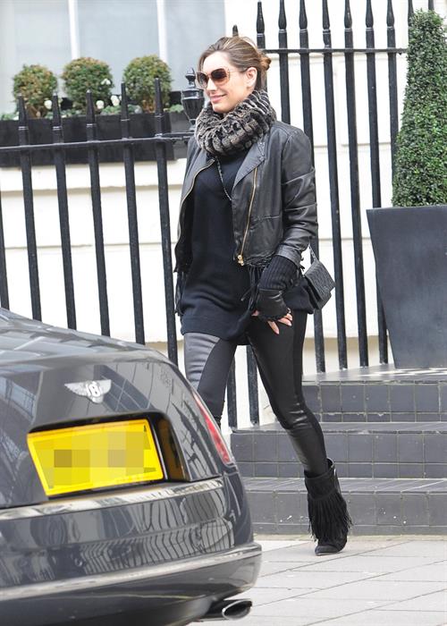 Kelly Brook - Looking for new clothes in London (13.02.2013) 