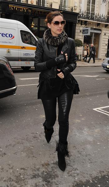 Kelly Brook - Looking for new clothes in London (13.02.2013) 