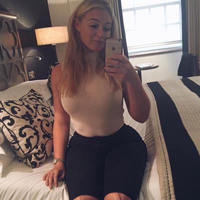 Iskra Lawrence taking a selfie