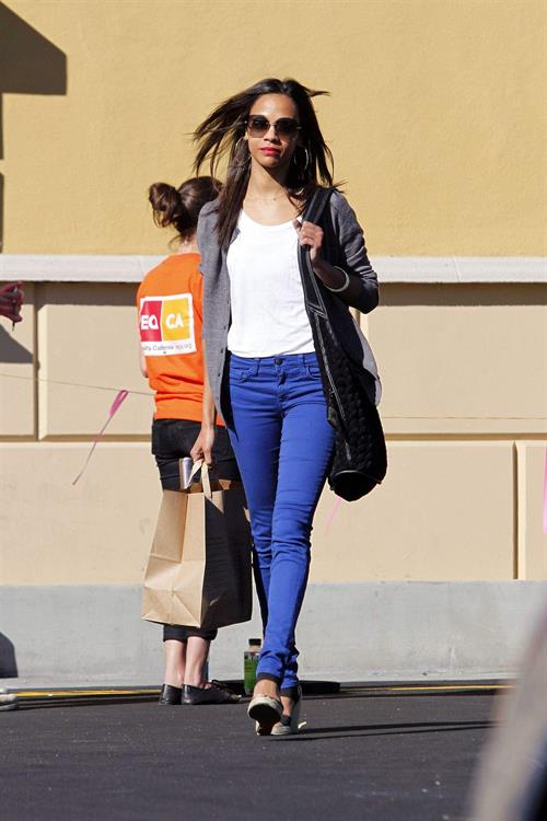 Zoe Saldana Out in Los Angeles January 4, 2012  