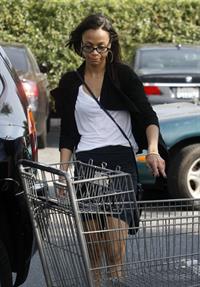Zoe Saldana picks ups groceries at Bristol Farm in Los Angeles, CA - January 20, 2012 