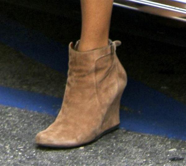 Zoe Saldana stops by an office building in Beverly Hills - January 14, 2012