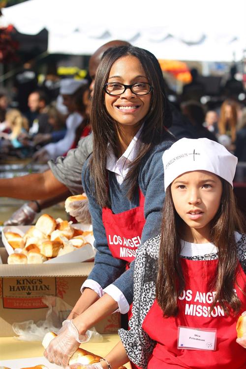 Zoe Saldana 75th Anniversary Of Los Angeles Mission Serving Thanksgiving Dinner To The Homeless