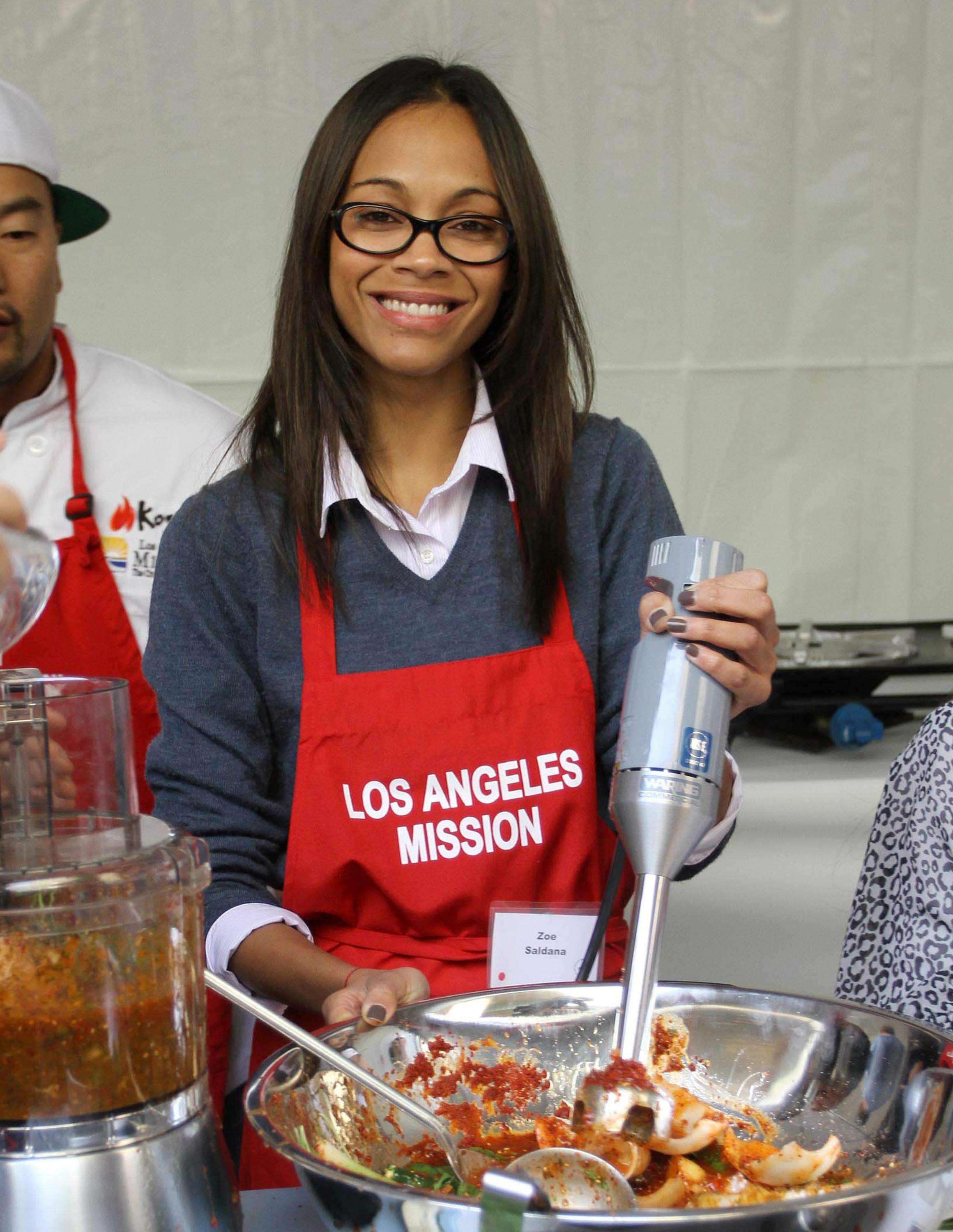 Zoe Saldana 75th Anniversary Of Los Angeles Mission Serving Thanksgiving Dinner To The Homeless