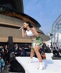Katy Perry – “Sunrise” performance in Sydney 10/29/13
